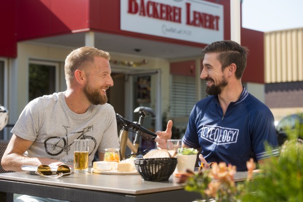 Café und Terrasse der Bäckerei Lenert in Webenheim